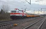 EBS 243 822-4, neu lackiert im Stil der  Wei�en Lady , mit dem DPE 83278 von Erfurt Hbf nach Dresden Hbf, am 09.12.2018 in Naumburg Hbf.