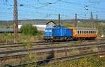 PRESS 204 016 rangiert am 12.10.2018 in Naumburg Hbf den EBS-Mitropawagen an einen PRESS-Sonderzug.