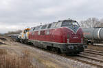 Auch am 15.12.2021 pausierte die SGL 221 124-1 zusammen mit der 261 309-9 noch in Naumburg Hbf.