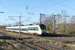 DB bwegt 3442 215 als Tfzf Richtung Weißenfels, am 03.01.2022 in Naumburg Hbf.