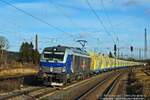 Railsystems RP 248 002 mit leeren Holztransportwagen Richtung Bad Kösen, am 05.12.2021 in Naumburg Hbf.