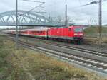 DB 143 012 als Schlusslok am DLr 72168 von Leipzig-Engelsdorf nach Stuttgart Hbf, am 02.02.2022 in Naumburg Hbf.