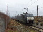 LTE 189 451 mit dem Miratrans-KLV von Ludwigshafen BASF Ubf nach Olsztyn Glowny (PL), am 18.02.2022 in Naumburg Hbf.