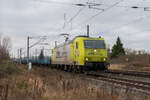 CFL cargo 185 534-5 mit Flachwagen Richtung Großkorbetha, am 15.12.2021 in Naumburg Hbf.