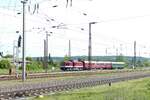 EBS 110 001-5 rangiert am 19.05.2023 zwei EBS-Wagen in Naumburg (S) Hbf.