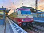 DB Museum 101 001-6 mit dem  AKE-Rheingold  13437 von Cottbus Hbf nach Domodossola, am 04.10.2023 in Naumburg (S) Hbf.