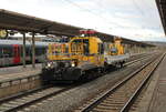 STRABAG GAF 100 R/H (99 80 9436 014-1) mit einem Flachwagen Richtung Bad K�sen, am 12.11.2023 in Naumburg (S) Hbf.