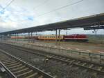 Vermutlich für die morgige PRESS-Mitarbeiterfahrt überführte die PRESS 204 354-5 am 04.01.2024 in Naumburg (S) Hbf einige EBS-Städteexpresswagen Richtung Sachsen.
