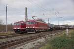 Am 03.01.2024 passiert die Budamar West 250 004-9 mit einem Kesselwagenzug Richtung Bad Kösen die in Naumburg (S) Hbf abfestellte FWK 250 195-5.