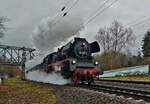 Dampflok Glauchau 35 1097-1 unterwegs für die Weser Ems Eisenbahn GmbH (Wee)  mit DPE 82957 von Halle (S) Hbf nach Karsdorf, am 14.12.2023 in Naumburg (S) Hbf.