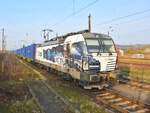 EP Cargo 193 823 mit Containerwagen Richtung Weißenfels, am 20.03.2024 in Naumburg (S) Hbf.