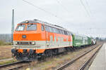 Am 14.03.2024 stand die 218 117-0 der Kübler Spedition (Kübler Heavy Rail GmbH) mit einen Dienst ümh, einem Gbs und einem Tragschnabelwagen in Naumburg (S) Hbf.