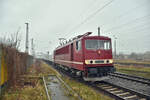 Budamar West 250 004-9 mit leeren Containertragwagen Richtung Weißenfels, am 05.03.2024 in Naumburg (S) Hbf.