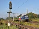 ČD Cargo 383 001-5 mit Tragwagen Richtung Lei�ling, am 15.09.2023 in Naumburg (S) Hbf.