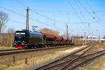 Am 04.04.2025 war in Naumburg (S) Hbf die neue FWK/EBS 185 329-7 mit Getreidewagen und der EBS 241 353-2 am Zugschluss von Karsdorf nach Erfurt Gbf unterwegs.