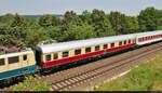 Blick in in Naumburg (S) Hbf auf den Kanzlerwagen der Bauart WGSmz 853 (61 80 89-90 001-2 D-DB), der am 16.06.2021 mit der DB Museum 140 423-5 von Potsdam Wildpark nach Koblenz-L�tzel unterwegs war.