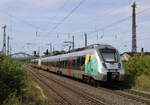 Abellio 9442 110  Thomas M�ntzer - 500 Jahre Bauernkrieg  + 9442 603  Mansfeld-S�dharz Tourismus  vorne, als RE 74512 von Halle (S) Hbf nach Erfurt Hbf, am 07.08.2025 in Naumburg (S) Hbf.