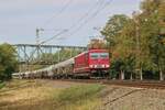 FWK 250 195-5 mit leeren Kohlestaubwagen von Karsdorf nach Spreewitz, am 04.09.2025 bei der Ausfahrt in Naumburg (S) Hbf.