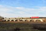 FWK 250 004-7 mit dem leeren Kohlebstaubzug von Karsdorf nach Spreewitz, am 18.12.2025 auf dem Saalehochwasserviadukt in Naumburg (S).