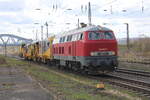 Die Railsystems RP 218 492-7 war am 10.04.2026 in Naumburg (S) Hbf mit einer Rhomberg Sersa B66 UC Universal-Stopf- und Schotterplaniermaschine Richtung Leipzig unterwegs.