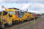 Diese Rhomberg Sersa B66 UC B 66  Hochleistungs-Universal-Nivellier-Richt- und Stopfmaschine  wurde am 10.04.2026 in Naumburg (S) Hbf von der Railsystems RP 218 492-7 Richtung Leipzig