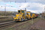 Die Rhomberg Sersa Schotterplaniermaschine SSP 110 SW (D-JT 99 80 9425 034-2) wurde am 10.04.2026 in Naumburg (S) Hbf von der Railsystems RP 218 492-7 Richtung Leipzig �berf�hrt.