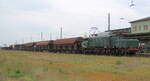 LEG 254 052-4 mit einem Fotog�terzug von Halle nach Camburg, am 02.05.2010 beim Betriebshalt in Naumburg Hbf.