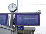 Zugzielanzeiger am Gleis 5 in Naumburg (S) Hbf am 01.07.2022, der eine Ersatzfahrt mit Bus anzeigt. Wegen Personalmangel bei Abellio entf�llt nicht nur diese Fahrt, sondern auch RB die 80561  (Wangen (U) – Naumburg (S) Ost). 