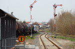HSL 285 102-0 mit Kesselwagen nach Karsdorf, am 05.04.2016 bei der Ausfahrt in Laucha.