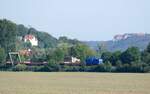 PRESS 204 033 (92 80 1202 817-3 D-PRESS) ist am 23.09.2021 mit ein paar Rungenwagen von Karsdorf nach Naumburg und dann weiter in Richtung Großkorbetha unterwegs.