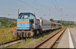 Die 575 002-7 der Norddeutschen Eisenbahngesellschaft überführte am 16.06.2021 zwei Triebwagen der BR 628 von Karsdorf nach Niebüll und steht hier in Naumburg (S) Hbf.