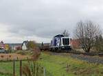 Am 17.11.2025 war die Erfurter Gleisbau 211 074-0 mit einem Flachwagen auf der Unstrutbahn bei Roßbach zur Awanst Vitzenburg unterwegs.