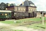 Der museumsreife Wei�enfelser Hilfszug ist in Laucha selbst Opfer einer Entgleisung geworden und mu� von seinem Neubau-Kollegen links geborgen werden; 30.09.1978 (Foto: Heinz Glodschei)