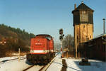 DB 202 400-8 brachte am 16.01.1997 eine RB aus Querfurt nach Nebra und ist hier beim umsetzen neben dem dortigen Wasserturm zu sehen.
