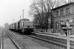 DR 106 099-5 mit einem DMV-Sonderzug von Erfurt Hbf nach Naumburg Hbf, am 22.10.1988 in Gehofen.