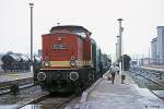 DR 112 318-1 mit dem P 15216 von Naumburg Hbf nach Artern, am 21.03.1991 im Bahnhof Vitzenburg.