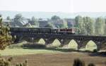 Eine DR 112er vom Bw Sangerhausen mit einem Personenzug von Naumburg Hbf Richtung Nebra, am 29.09.1995 auf dem Unstruthochwasserviadukt bei Kirchscheidungen.
