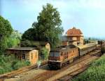 Am 26.05.1993 verlie� die DB 232 415-0 mit dem N 14618 aus Naumburg Hbf den Bf Freyburg f�r die Weiterfahrt durch das Unstruttal nach Nebra.