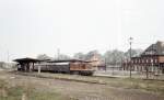 Am 08.05.1980 steht die DR 110 317-5 mit einem Personenzug nach Naumburg Hbf im Bahnhof Laucha.