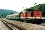 Im August 1996 steht die DB 202 105-3 mit einem Personenzug in Richtung Naumburg im Bahnhof von Nebra.