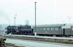 DR 52 8077-1 mit einem Personenzug, am 18.03.1981 im Bahnhof Vitzenburg.