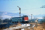 DB 202 400-8 mit einer RB von Querfurt nach Nebra, am 16.01.1997 bei der EInfahrt in den Bahnhof Vitzenburg.
