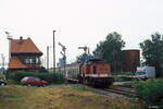 DB 202 338-0 mit der RB 8879 von Röblingen nach Nebra, am 26.07.1996 bei der Ausfahrt in Vitzenburg.