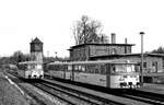 Am 19.02.1996 stand der KEG VT 2.13 als RB nach Artern und der KEG VT 2.20 zusammen mit dem VS 2.56 als RB nach Naumburg (S) Hbf im Bahnhof Nebra.