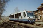 Im Vorgriff auf die k�nftige Ausschreibung der s�dlichen Strecken Sachsen Anhalts zum k�nftigen Burgenlandbahnnetz kamen verschiedene moderne Triebwagen nach Sachsen Anhalt. Meist geschah das im Auftrag des Landes. So auch am 15.04.1996. An diesem Tag war der Regiosprinter 6.008.1 der Rurtalbahn auf der Unstrutbahn unterwegs. Die Rurtalbahn- Aufschriften wurden abgedeckt und gro�e Landeswappen angebracht! So beklebt, wurde die Prominenz durchs Land kutschiert und man konnte sich an bestimmten Bahnh�fen den Ranzen in den �rtlichen Gastst�tten vollhauen...Hier steht der Triebwagen im Bahnhof Freyburg. (Foto: J�rg Berthold)