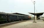 Am 10.08.1980 stand die DR 110 049-4 mit SNCF-Wagen abgestellt im Bf Laucha.