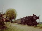 DR 52 8119-1 mit einem Personenzug von Querfurt nach Vitzenburg, am 05.05.1980 beim Halt in Lodersleben.