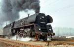 DR 01 533-8 mit dem D 504 von Saalfeld nach Berlin-Lichtenberg, bei der Ausfahrt in Naumburg Hbf; 02.04.1981 (Foto: Klaus Pollm�cher)