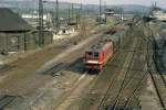 DR 242 205-3 mit einem Güterzug Richtung Bad Kösen, am 22.09.1991 in Naumburg Hbf.