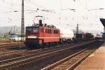 DB 142 256-7 mit einem G�terzug Richtung Bad K�sen, am 25.04.1997 in Naumburg Hbf.